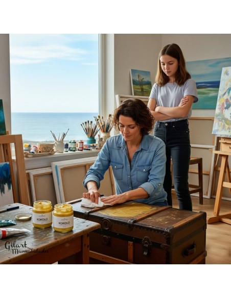 Mujer dando crema a la cera Kokolo oro 25 cc para decoración y restauración