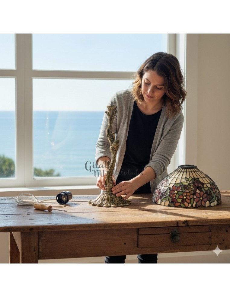 Mujer haciendo lámpara con pie de lampara árbol de 28 cm