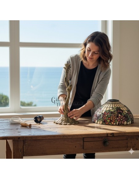 Mujer haciendo lámpara con pie de lampara árbol de 28 cm