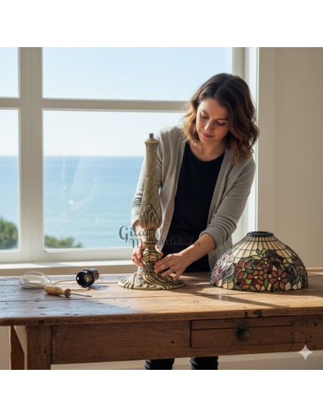 Mujer haciendo lámpara con pie de lámpara pera de 31 cm