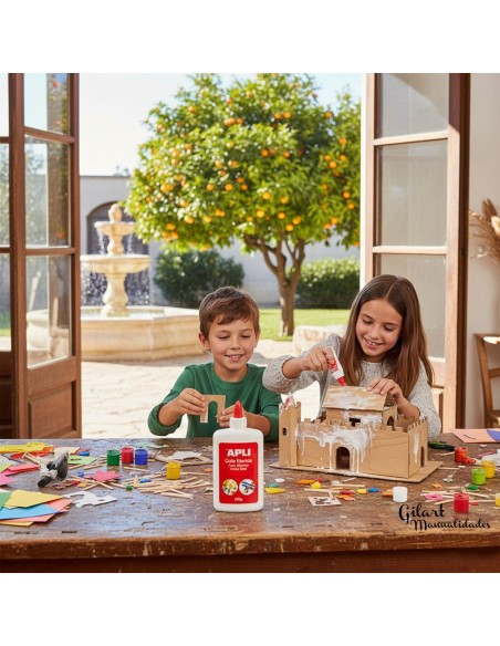 Niños usando cola blanca Apli para manualidades, como la construcción de un castillo de cartón Niños usando cola blanca Apli para manualidades, como la construcción de un castillo de cartón
