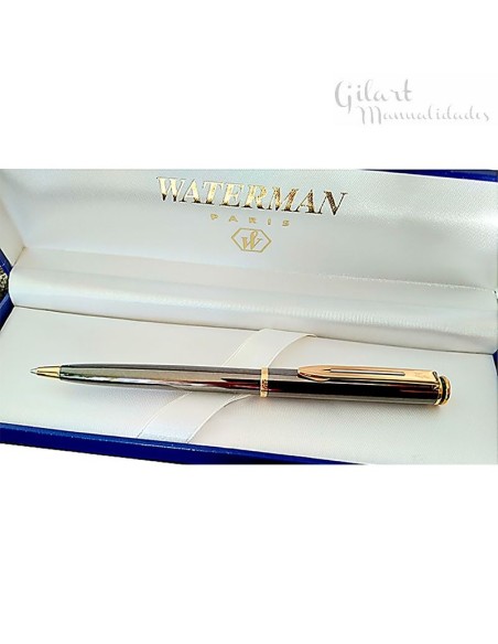 Mujer concentrada, revisando documentos, inspirada en la elegancia de la escritura de este bolígrafo Waterman Maestro