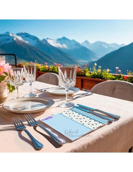 Mesa decorada para exteriores con servilletas de papel modelo Cenefa azul, ideales para comidas de verano o eventos al aire. Mesa decorada para exteriores con servilletas de papel modelo Cenefa azul, ideales para comidas de verano o eventos al aire.