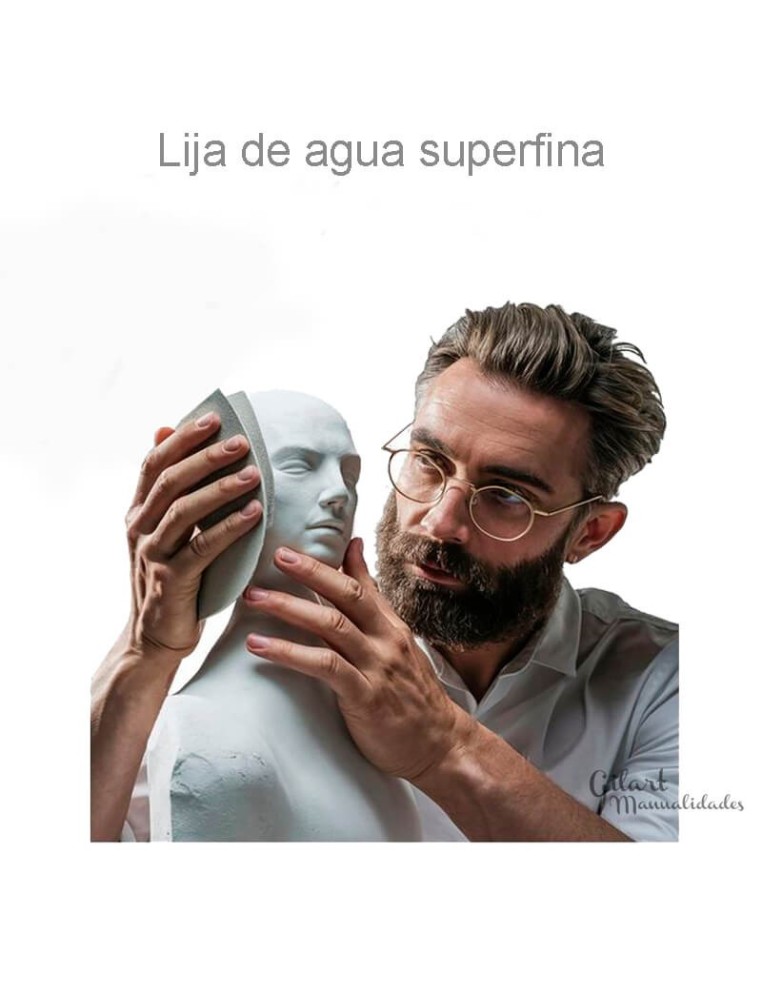 Hombre lijando una escultura con Lija de Agua Superfina, ideal para pulir y obtener un acabado profesional en Bellas Artes.