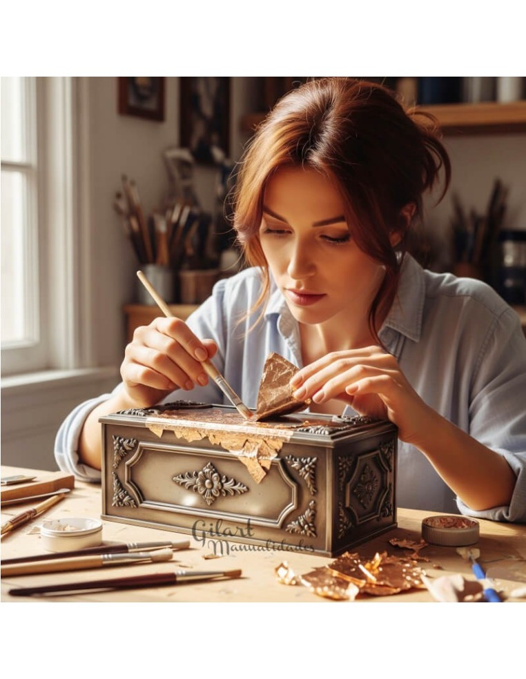 Pan de Cobre 14x14cm: El brillo cálido para dorar tus creaciones artísticas, mujer decorando caja.