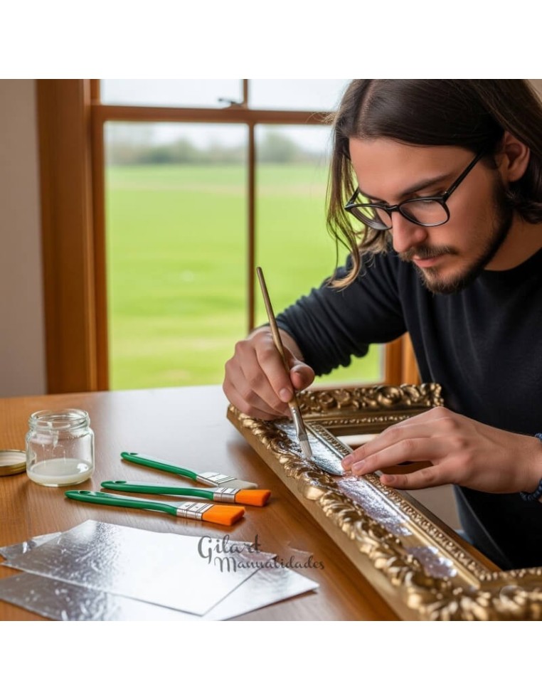 Pan de Plata 14x14cm: El brillo cálido para dorar tus creaciones artísticas, hombre decorando marco.