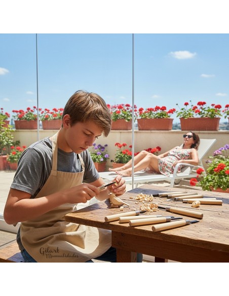 Joven tallando madera con gubias Gilart en una soleada terraza.