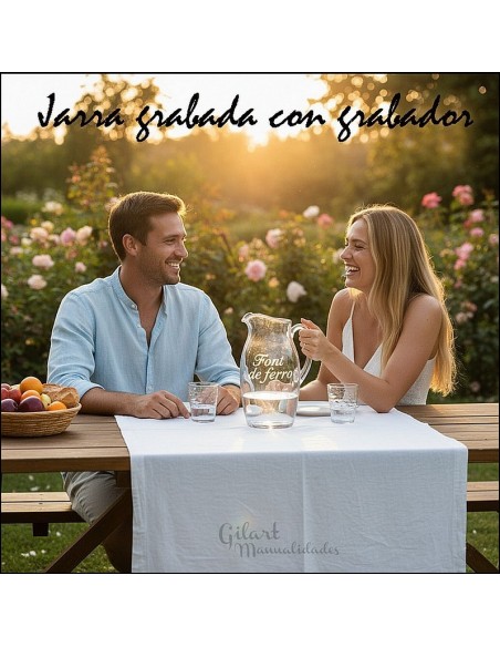 Crea regalos personalizados como esta jarra grabada para momentos especiales en pareja.