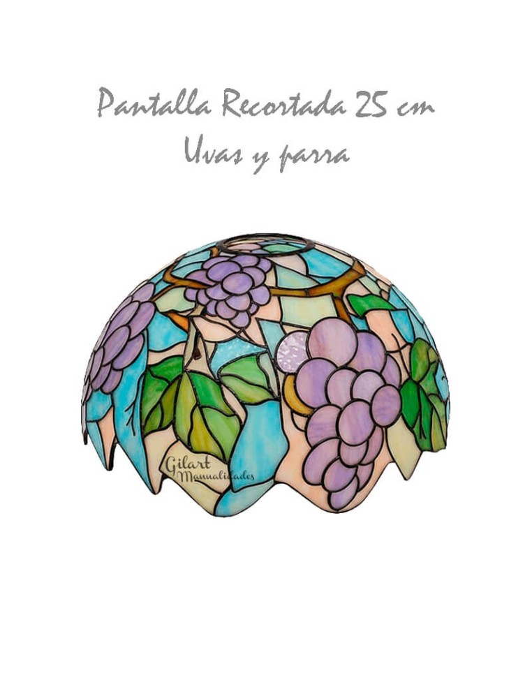 Tu diseño de uvas y parra cobra vida con el color del vitral artesanal.