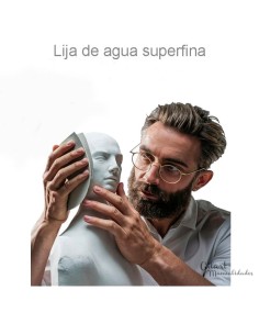 hombre lijando escultura con lija de agua superfina ideal para pulir bellas artes