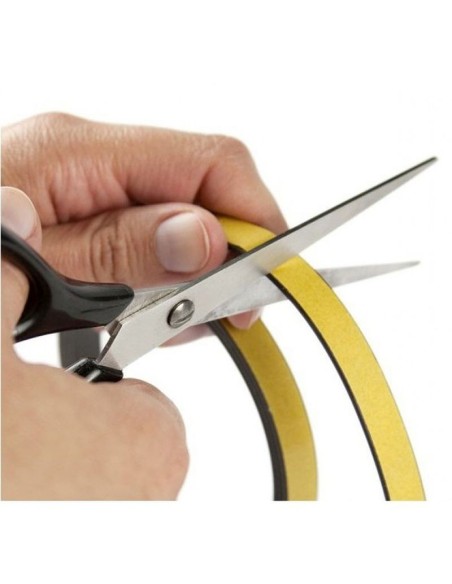 Fácil de usar: Corta la cinta adhesiva magnética a la medida que necesites.