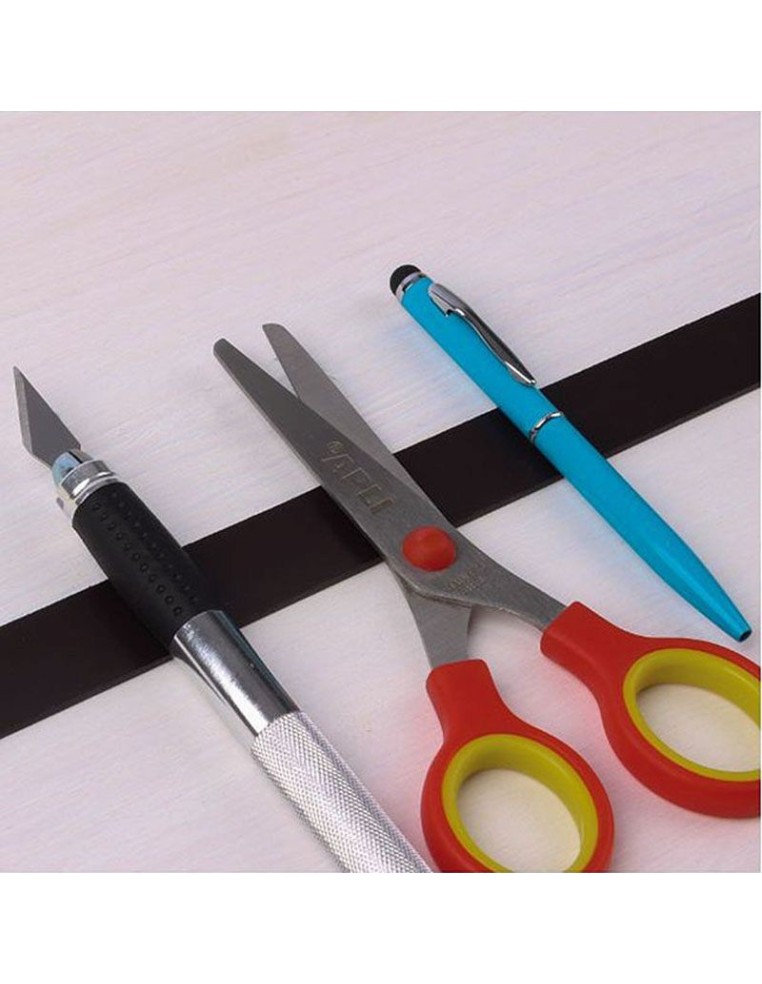 Organiza y decora sin taladros: Fija fotos y proyectos con la cinta magnética.