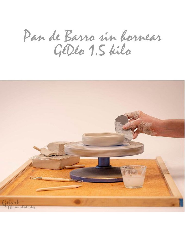 Alisado de arcilla roja con rasqueta en torno para un acabado cerámico perfecto. 🏺