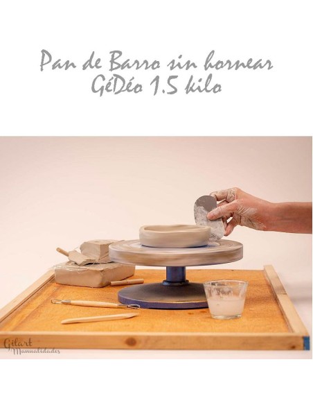 Alisado de arcilla roja con rasqueta en torno para un acabado cerámico perfecto. 🏺