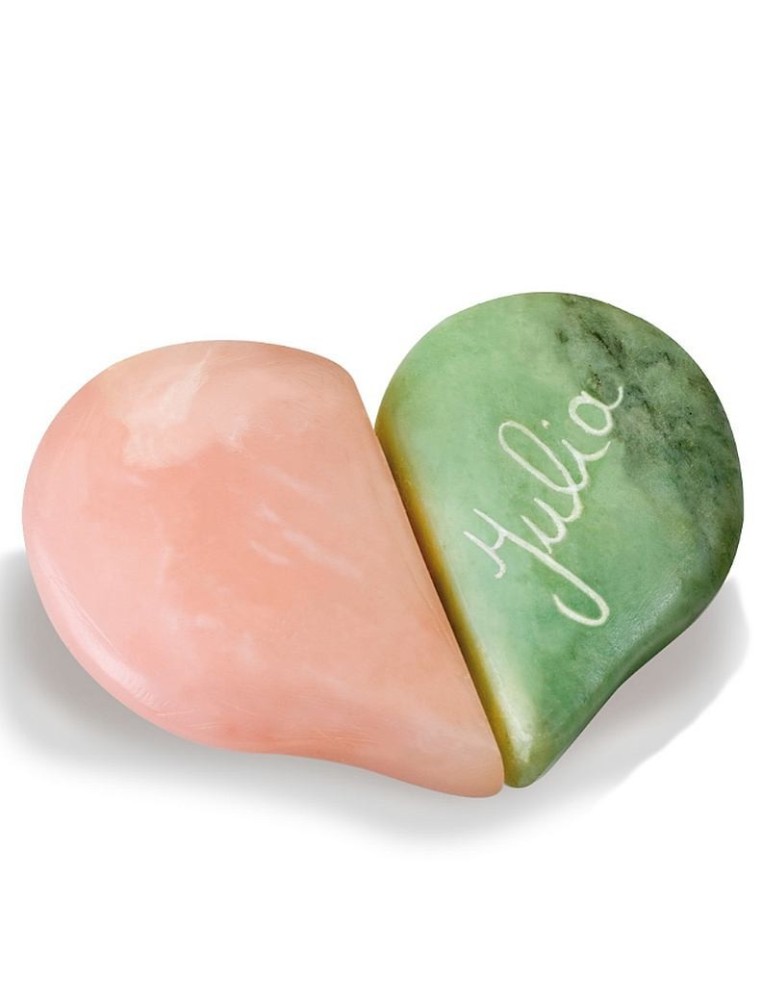 Convierte simples piedras en simbolos de afecto personalizados con un acabado artesanal impecable.
