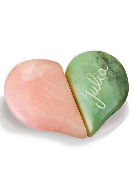 Convierte simples piedras en simbolos de afecto personalizados con un acabado artesanal impecable.