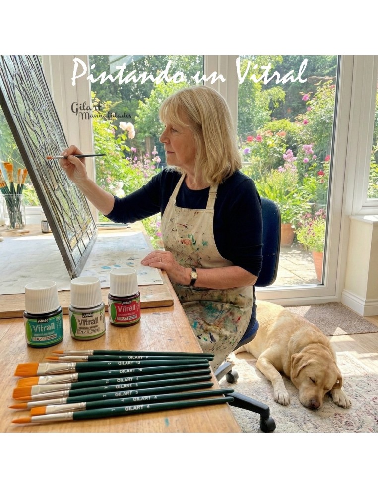 Mujer artesana pintando vidriera con pintura Vitrail de Pebeo y pinceles marca Gilart en taller de manualidades