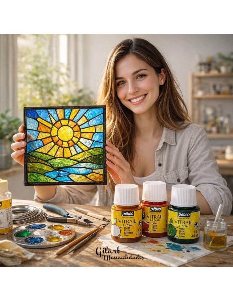 Vitral decorativo realizado con pintura Vitrail Pébéo por artista en su taller creativo.