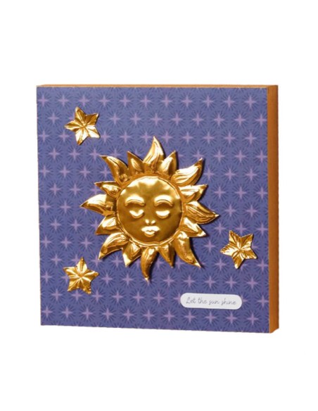 Resultado final de un sol repujado utilizando la lámina de aluminio oro sobre soporte decorativo.