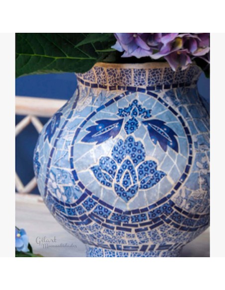 Ejemplo de acabado satinado profesional sobre cerámica utilizando la técnica de decoupage con productos Artemio.