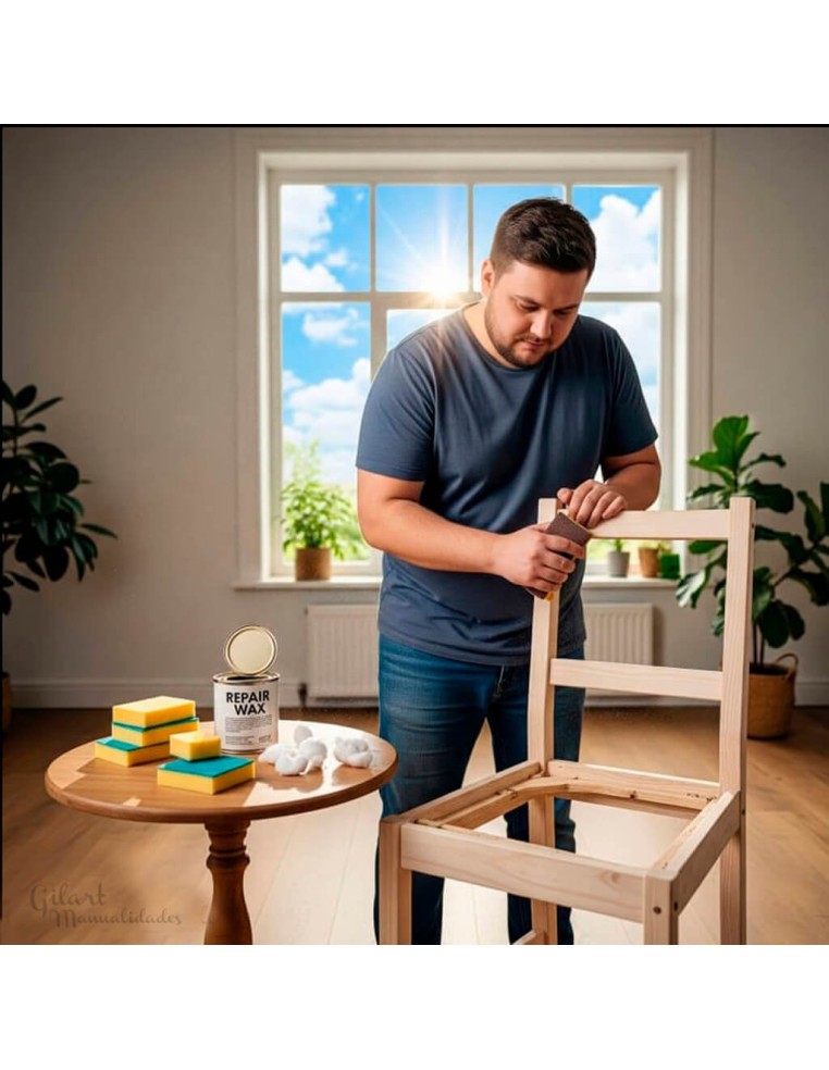 Especialista lijando una silla de madera con esponja de lija fina para restauración.