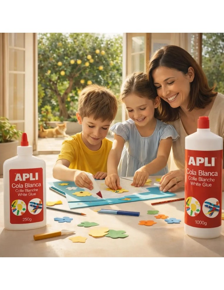 Familia realizando manualidades con cola blanca Apli de 250 g en una luminosa estancia junto a un limonero