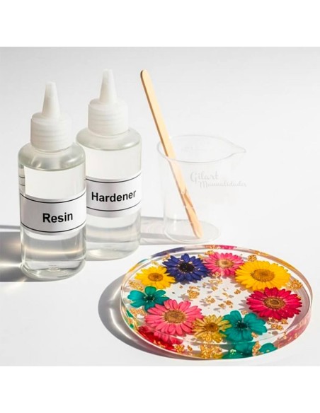 Resultado final de joyería DIY con resina cristal Pebeo e inclusiones de flores naturales.