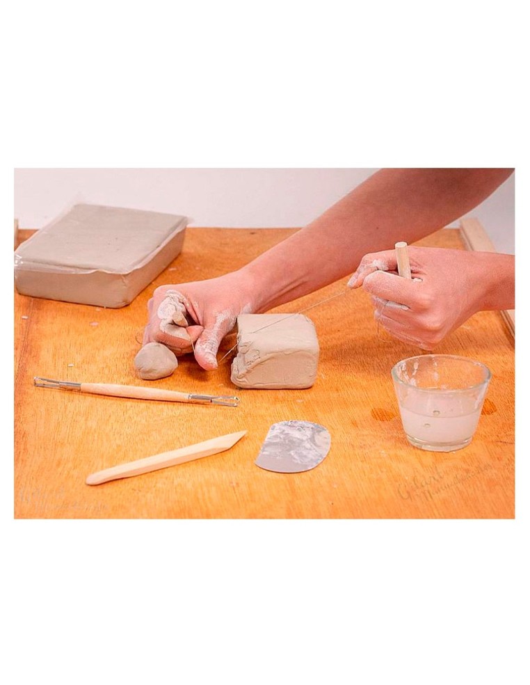 Demostración de cómo cortar el pan de barro blanco sin hornear Pebeo de forma limpia.