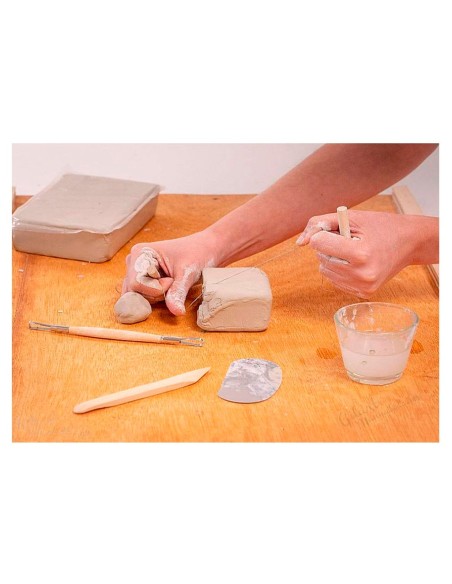 Demostración de cómo cortar el pan de barro blanco sin hornear Pebeo de forma limpia.