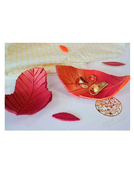 Ejemplo de cuencos decorativos terminados realizados con arcilla roja autoendurecible.