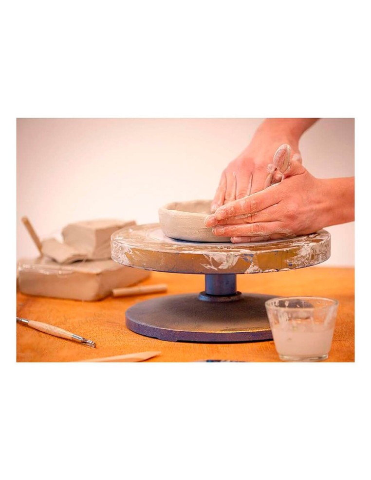 Uso de la arcilla roja Pebeo en torno de alfarero para piezas de cerámica fría.