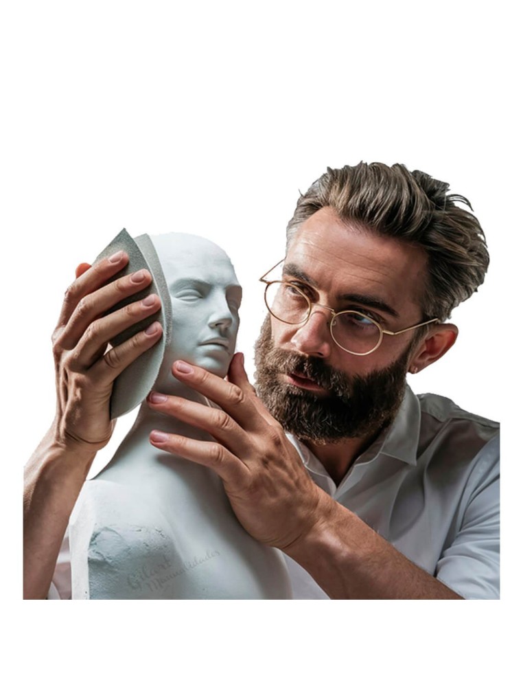 Uso profesional de la lija al agua grano 1000 para el acabado detallado de una escultura.