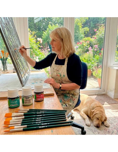 Pintura Vitrail de Pebeo para vidrieras: Demostración de uso con pinceles de la marca Gilart en taller de manualidades.