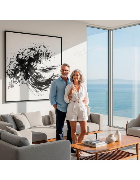 Gran cuadro de estilo sumi-e con trazos de tinta china Pebeo decorando un salón moderno con vistas al mar.