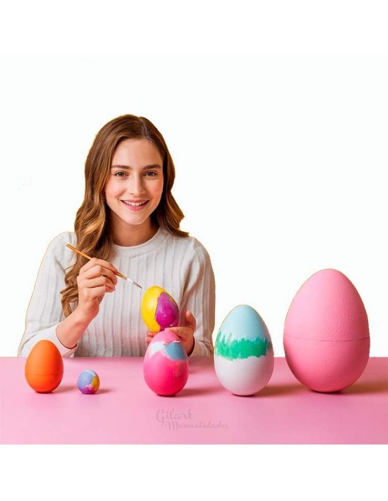 Mujer pintando huevos de porexpan pequeños con colores de Pascua