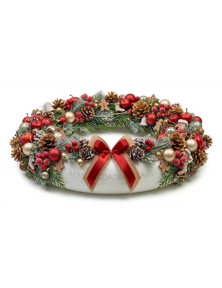 Diseño navideño elaborado con piñas naturales, bayas y motivos invernales.